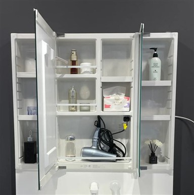 Zrcalna omara za ličenje